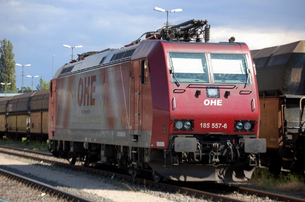 MRCE Leasinglok 185 557-6 (Bombardier, Bj.2005) zudiesem Zeitpunkt noch in Rot mit OHE-Logo, 04.08.08 Berliner Westhafen. 