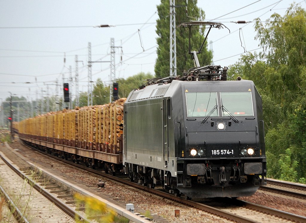 MRCE Leasinglok 185 574-1 (Bombardier, Bj. 2006) f�hrt f�r die Fa. RAN eine Fuhre Holz auf Drehgestellflachwagen Richtung karower Kreuz Berlin, 23.07.09 Berlin-Karow.
