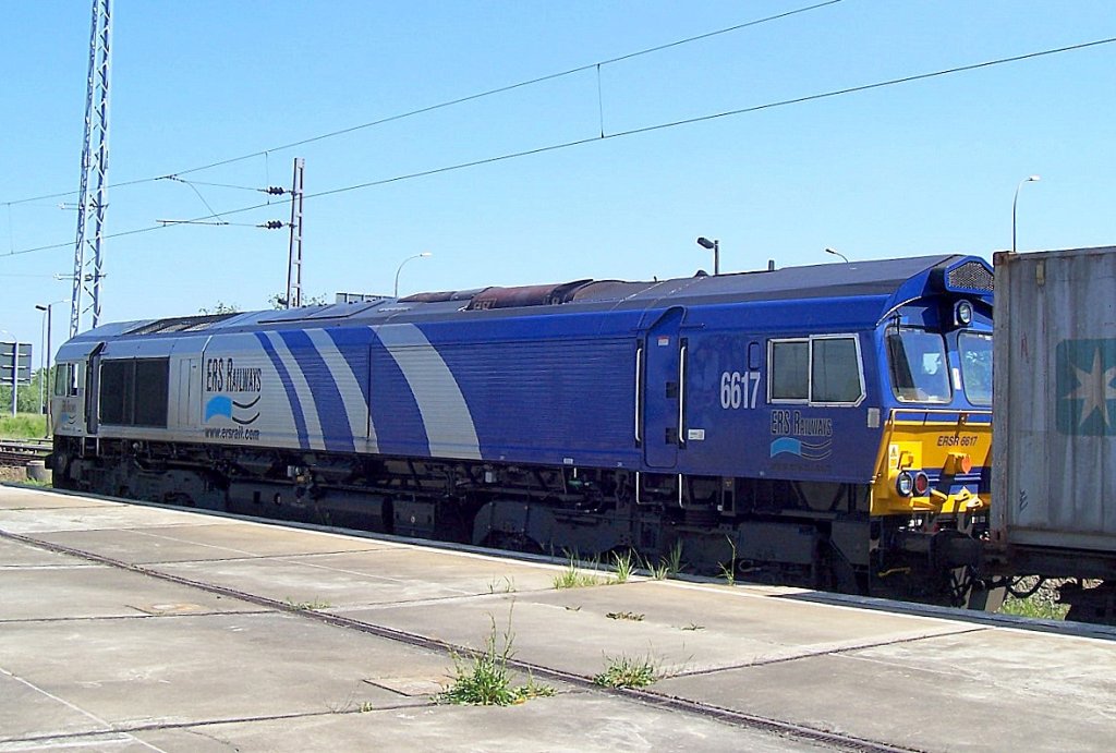 MRCE Leasinglok ERSR 6617 (EMD Bj.2005) mit Containerzug am 24.09.07 im Bhf. Flughafen Berlin-Sch�nefeld. 