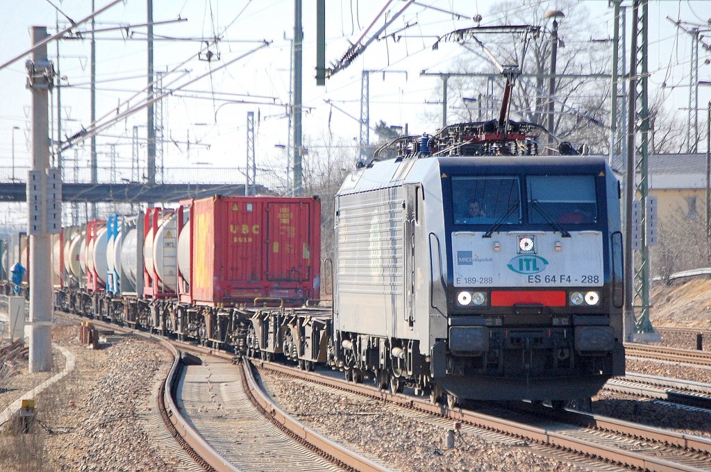 MRCE Leasinglok ES 64 F4-288 (91 80 6189 288-4 D-DISPO) der ITL mit Containerzug, 08.03.11 Bhf. Flughafen Berlin-Sch�nefeld.