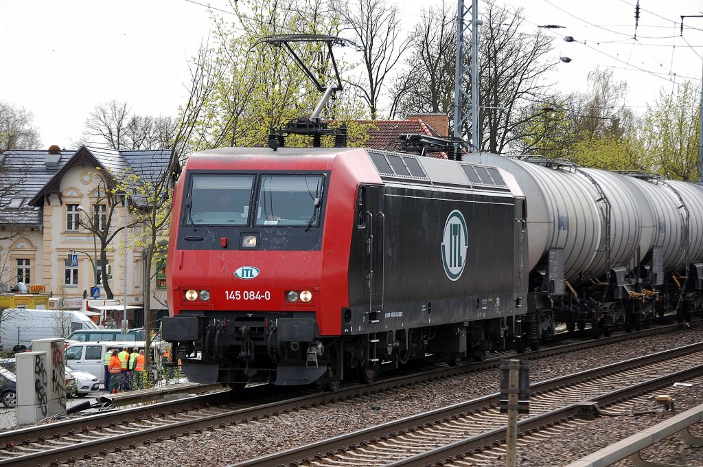 MRCE Leasinglok der ITL, 145 084-0 (91 80 6145 084-0 SD-ITL) mit Kesselwagenzug Richtung Bernau, 11.01.11 Berlin-Karow.