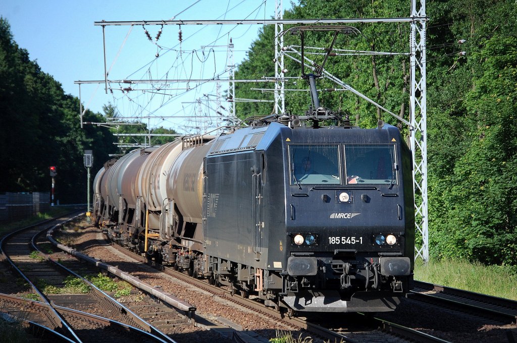 MRCE Mietlok 185 545-1 von CTL mit Kesselwagenzug Richtung Berlin-Karow, 05.06.13 Berlin-Buch.