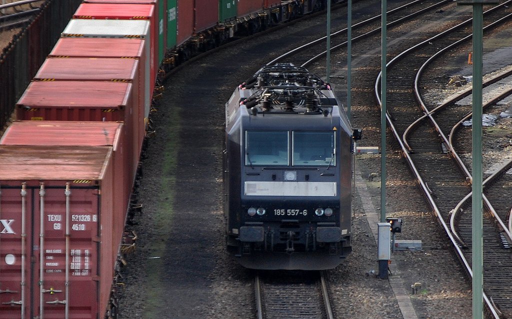 MRCE Mietlok 185 557-6 von CTL abgestellt in Bereitschaft auf dem Berliner Westhafen Rangiergel�nde um einen Containerzug zu �bernehmen, 05.02.13