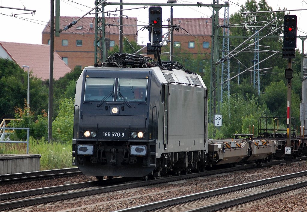 MRCE Mietlok 185 570-9 f�r BoxXpress t�tig mit fast unbeladenen Taschenwagenzug (LKW-Auflieger), 13.07.13 Bhf. Flughafen Berlin-Sch�nefeld.