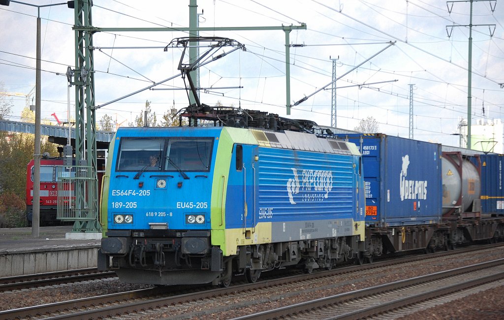 MRCE Mietlok 618 9 205-8/EU45-205 der PKP Cargo mit fast leerem Containerzug bei der Durchfahrt im Bhf. Flughafen Berlin-Sch�nefeld.