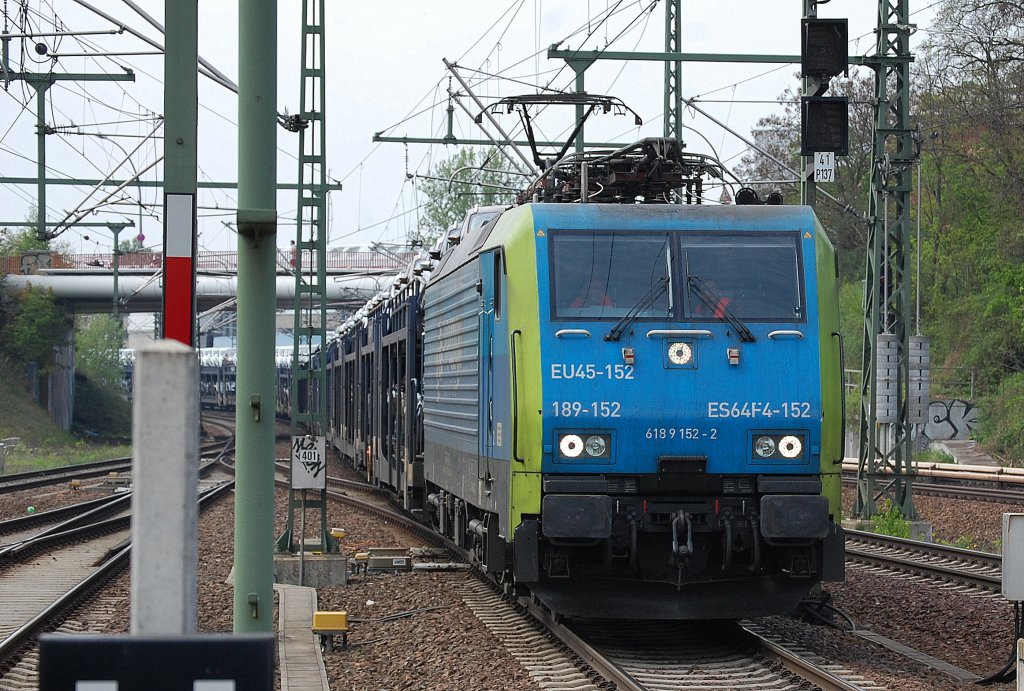 MRCE Mietlok ES64f4-152/ PKP Cargo EU45-152 mit Ganzzug PKW-Transportwageneiheiten mit fabrikneuen FORD Kuga Richtung Nordosten bei der Durchfahrt Bhf. Berlin-Gesundbrunnen, 07.05.13