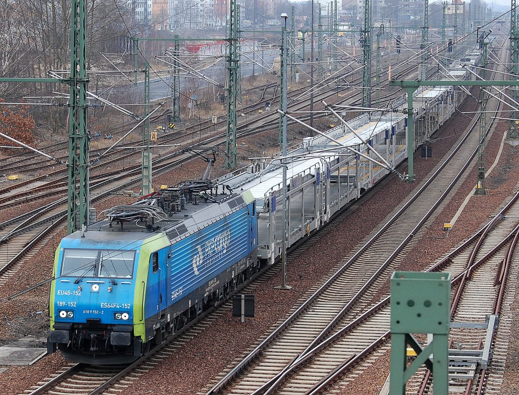 MRCE Mietlok ES64F4-152/EU45-152 (91 80 6189 152-2 D-DISPO, Siemens Bj.2009) der PKP-Cargo mit Leerzug PKW-Transportwageneinheiten (BLG-LOGISTICS) Richtung Nordosten am 28.02.13 Berlin-Putlitzbr�cke.