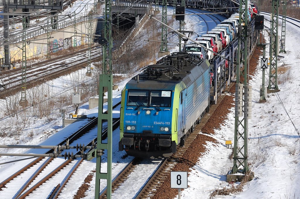 MRCE Mietlok ES64F4-153 der PKP-Cargo (EU-153) mit fabrikneuen Fiat (PKW-Transportzug)Richtung Berlin.Spandau, 13.03.13 Berlin-Putlitzbr�cke.