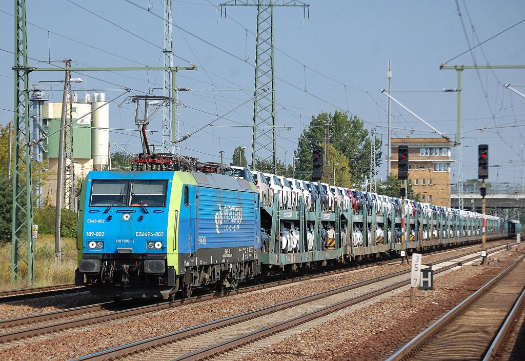 MRCE Mietlok f�r PKP Cargo ES64F4-802 mit PKW-Transpotzug mit fabrikneuen Fiat 500 am 17.09.12 Bhf. Flughafen Berlin-Sch�nefeld.