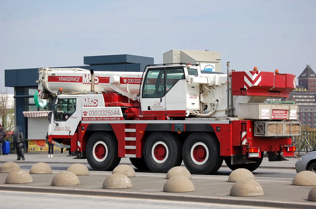 M&S Kranservice mit einem LIEBHERR Fahrzeugkran (Anina), 18.04.12 Berlin-Beusselbr�cke.