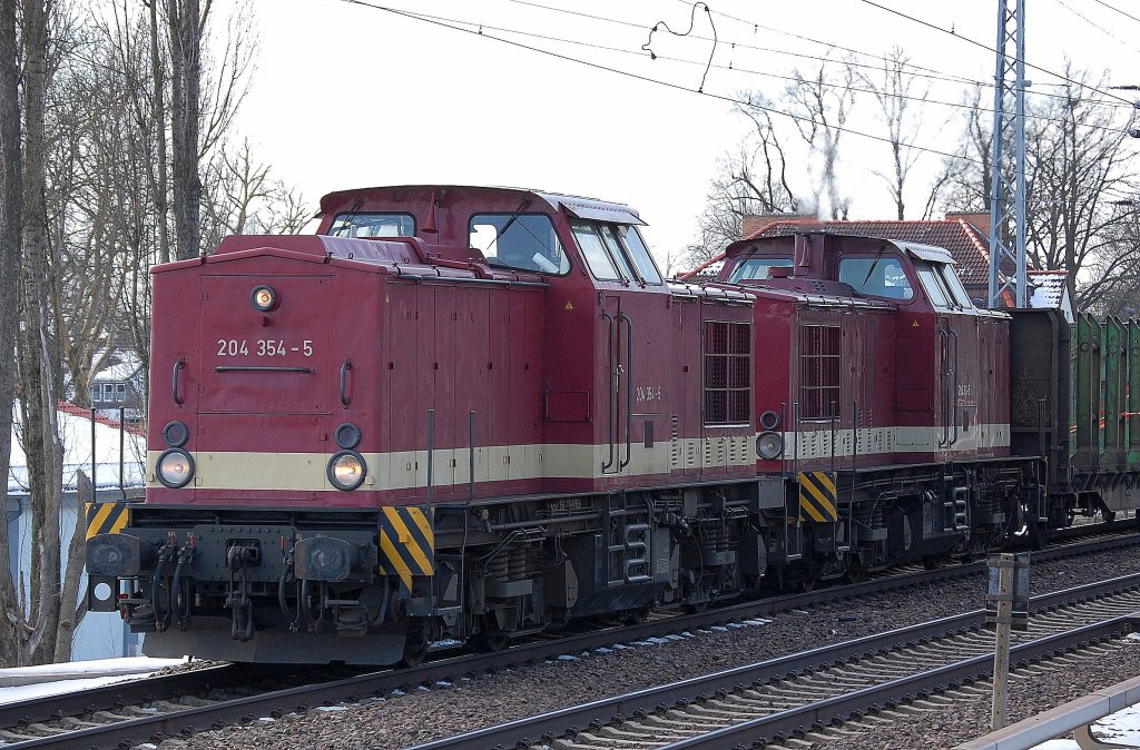 MTEG Doppeltraktion 204 354-5 (92 80 3202 347-1 D-MTEG, LEW Bj.1971) + 204 311-5 (92 80 1202 311-7 D-MTEG, LEW Bj.1970) mit Rungenwagen f�r Holztransporte (leer) Richtung Bernau, 26.03.13 Berlin-Karow.