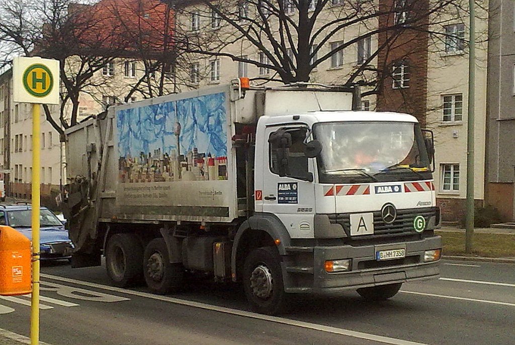 M�llentsorgungsfahrzeug der Fa. ALBA, ein MB ATEGO 2528 am 02.04.13 Berlin-Wei�ensee. 