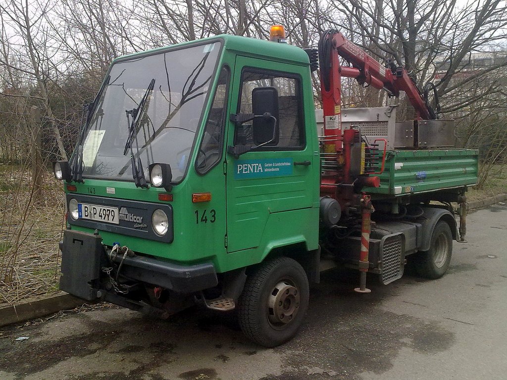 multicar champion als Selbstlader mit Greifarmaufsatz einer Garten- und Landschaftsbau Firma, 18.04.13 Berlin-Pankow.