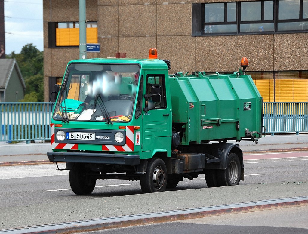 Multicar mit Aufsatz f�r Abf�lle, 09.08.11 Berlin-Putlitzbr�cke.