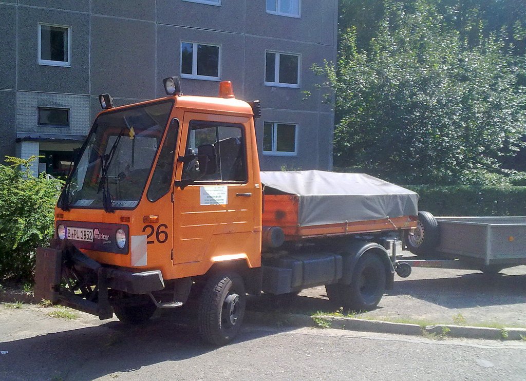 Multicar Nutzfahrzeug mit H�nger einer Garten- und Landschaftsbaufirma, 18-08-11 Berlin-Pankow.