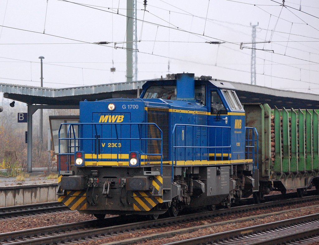 MWB V2303 (92 80 1277 403-2 D-MWB, VL Bj.2004) am 17.11.07 mit Holzzug bei der Durchfahrt im Bhf. Flughafen Berlin Sch�nefeld.