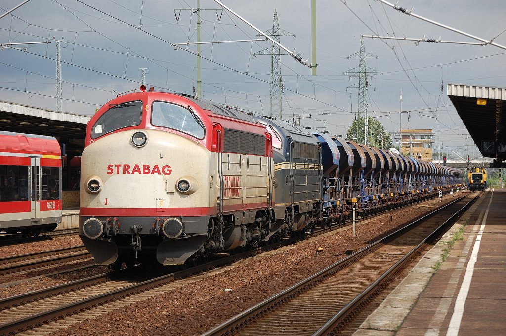 Nach dem es lange zeit in Anspruch nahm, die NOHAB Loks an die Sch�ttgutwagen heranzuf�hren und die Baustellengleise von anderen Fahrzeugen zu befreien um auf das Hauptgleis zu kommen, fuhr der Leerzug mit der typischen Doppeltraktion NOHAN 1149 (92 80 1227 008-0 D-EIVEL) + NOHAB 1147 (92 80 1227 007-2 D-EIVEL) im Bhf. Flughafen Berlin-Sch�nefed ab, 18.08.10 