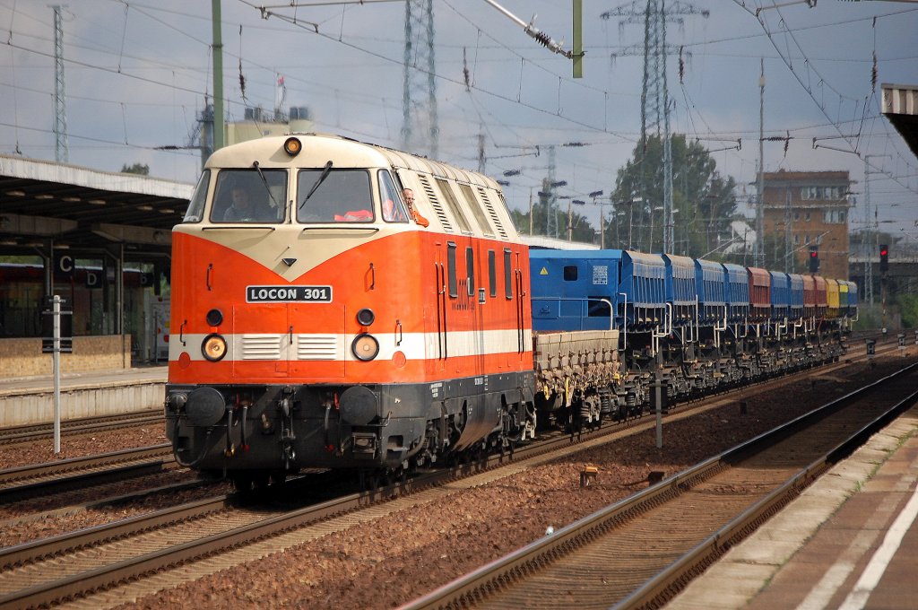 Nach dem Umsetzen im Bhf. Flughafen Berlin-Sch�nefeld verl��t LOCON 301 (92 80 1228 656-5 D-LOCON) mit einigen Wagen die Baustelle rund um den Bhf. und braust davon, 28.08.10 
