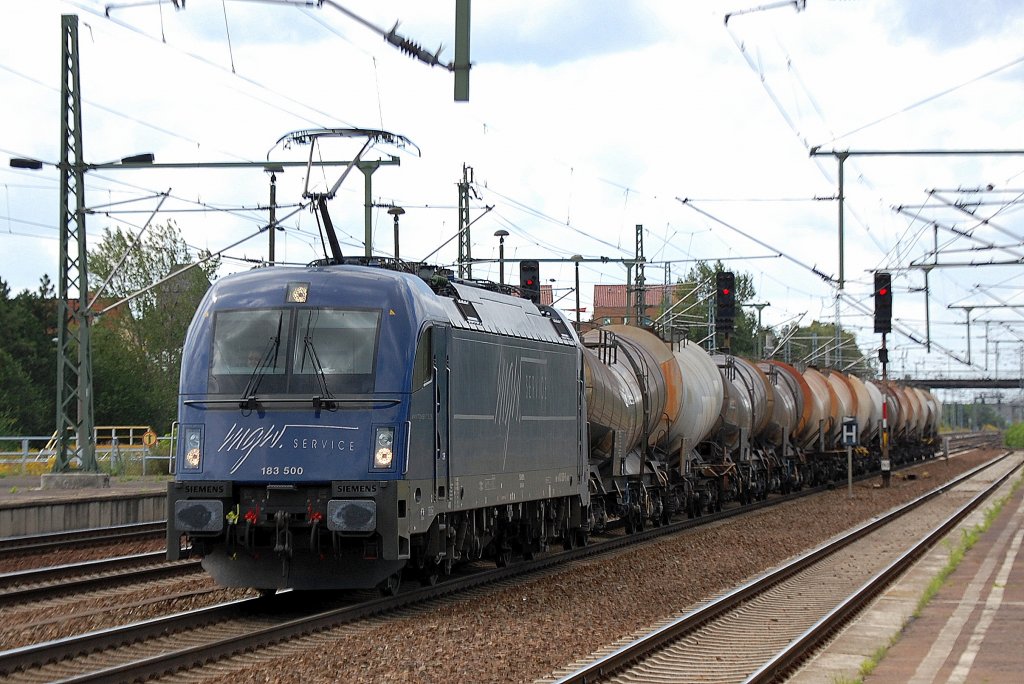 Nach einem Unfall vor einiger Zeit jetzt wieder im Einsatz, die Kurzzeitmietlok von mgw 183 500 (91 80 6183 500-8 D-MGW) mit einem Ganzzug Knickkesselwagen (Kreideschlamm) am 27.08.12 Bhf. Flughafen Berlin-Sch�nefeld. 