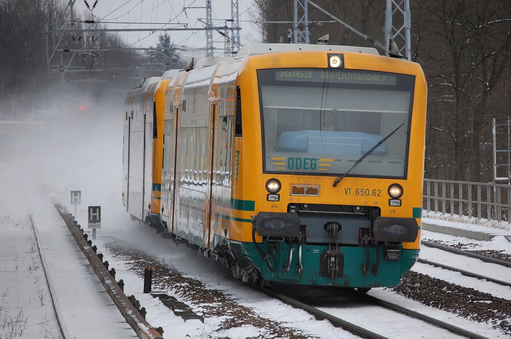 Nach fast 20 cm Neuschnee am Wochenende im Norden Berlins also auch Anfang M�rz 2013 wieder winterliches Flair, hier der RB36 mit VT 650.62 + VT 650.?? der ODEG Richtung Bln. Lichtenberg, 11.03.13