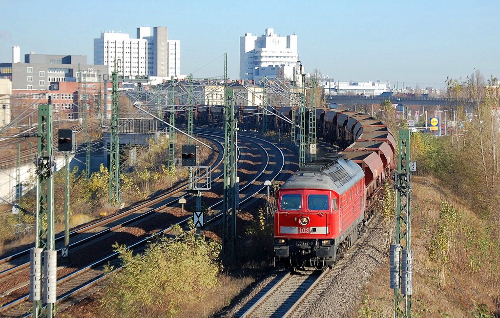Nachdem die 233 127-0 mit einem Ganzzug Sch�ttgutwagen (Leerzug) vom Gel�nde des Berliner Westhafen rangiert worden ist f�hrt sie mit eigener Kraft auf dem Nebengleis Richtung Hauptgleis Berlin Beusselstr., 25.11.11 Berlin-Putlitzbr�cke.