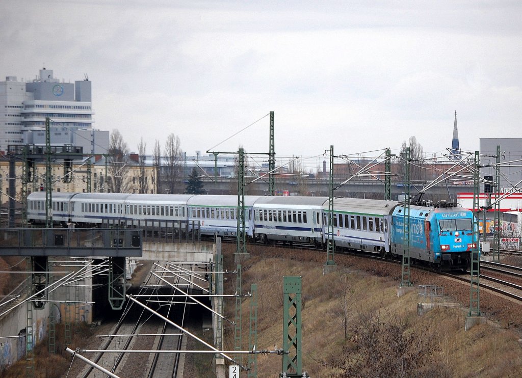 Nachdem kurz zuvor die 101 070 mit dem Manheimer Adler in die andere Richtung mit PbZ aus Grunewald kam ist hier die farblich ramponierte Unicef 101 016-4 mit dem Berlin-Warschau-Express Wagengespann als PbZ Richtung Berlin Grunewald unterwegs, 09.01.12 Berlin-Putlitzbr�cke.  