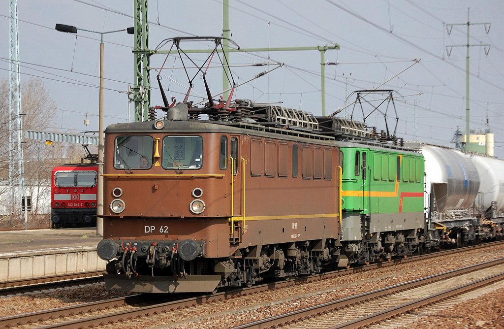 Nachdem die Potsdamer EGP nun eine ganze Reihe DP Loks der Br 142 angemietet hat setzt sie anstelle der jahrelang �blichen MRCE Dispolok ES 64 U2-002 nun diese als Doppeltraktion vor den Zementz�gen ab Berlin Geifwalder Str. ein. Hier DP 62 (91 80 6142 042-1 D-EGP, LEW Bj.1964) + DP 70 (91 80 6142 103-1 D-EGP) am 20.03.12   Bhf. Flughafen Berlin-Sch�nefeld. 