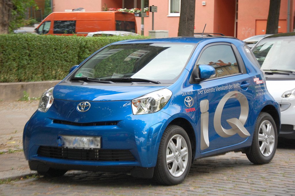Nachdem der Smart Berlin l�ngst erobert hat, bietet Toyota den ersten ersthaften Konkurrenten zum Smart, ich denke mal vom Design und Komfort eine echte Alternative zum bew�hrten Stadtminiautomobil Smart, 05.07.10 Berlin-Pankow.