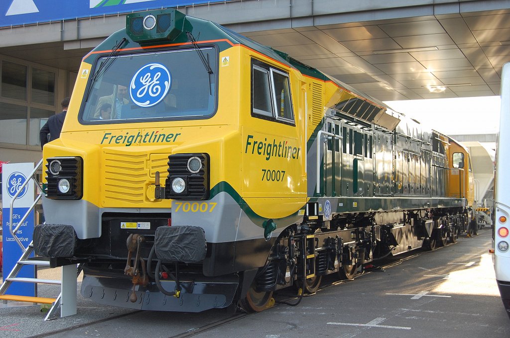 Nachfolger der EMD-Lok JT42CWRM (neue Claas 66) ist die sogenannte Claas 70, die in Zukunft f�r polnischen Ableger Frightliner PL unterwegs sein wird, nunja �ber Geschmack l��t sich trefflich streiten, der kastenm��ige Look der Claas 66 hatte auf jeden Fall mehr Wirkung als diese Variante, 24.09.10 Messelok InnoTrans.  