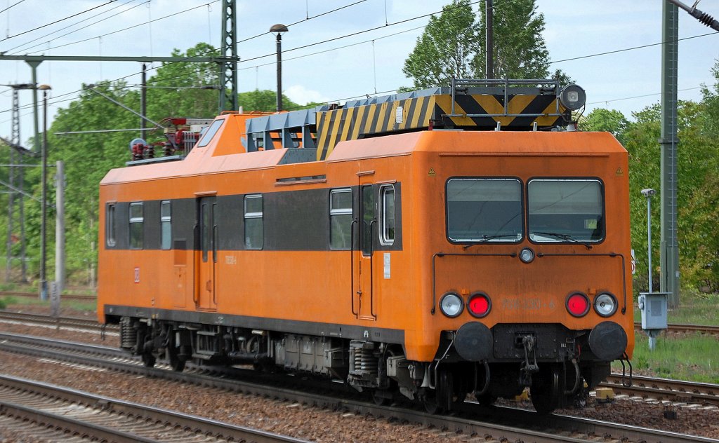 Nachschuss des ORT 708 330-4 bei der Durchfahrt im Bhf. Flughafen Berlin-Sch�nefeld, 10.05.12