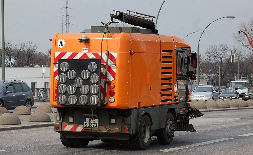 Nachschuss einer RAVO Typ 560 STH Kehrmaschine der Berliner Stadtreinigung (BSR KM 003),Beusselbr�cke in Berlin 08.04.13