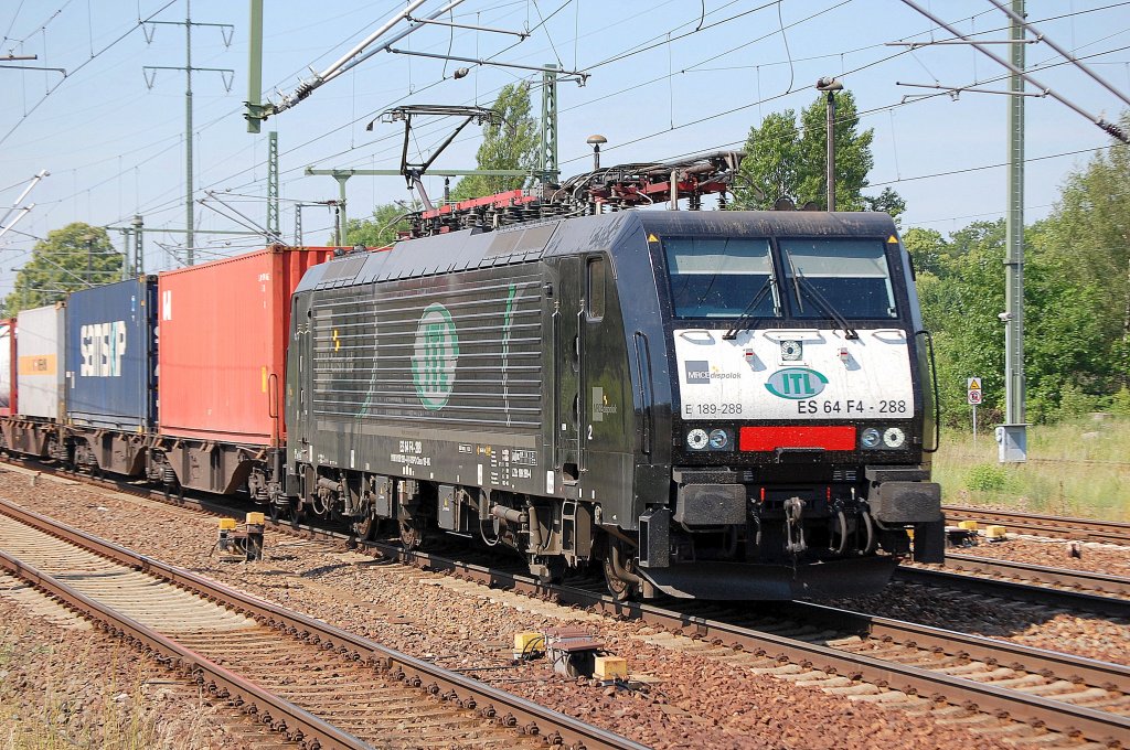 Nahaufnahme der MRCE Dispolok ES 64 F4-288 (91 80 6189 288-4 D-DISPO) mit Containerzug, 31.05.11 Bhf. Flughafen Berlin-Sch�nefeld.