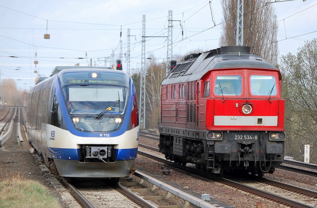 NEB VT 732 (95 80 0643 405-3+95 80 0943 405-0+95 80 0643 405-2, Bombardier Bj.2005) auf der Linie NE27 Richtung Berlin-Karow wird von 232 534-8 �berholt, 04.04.11 Berlin-Karow. 