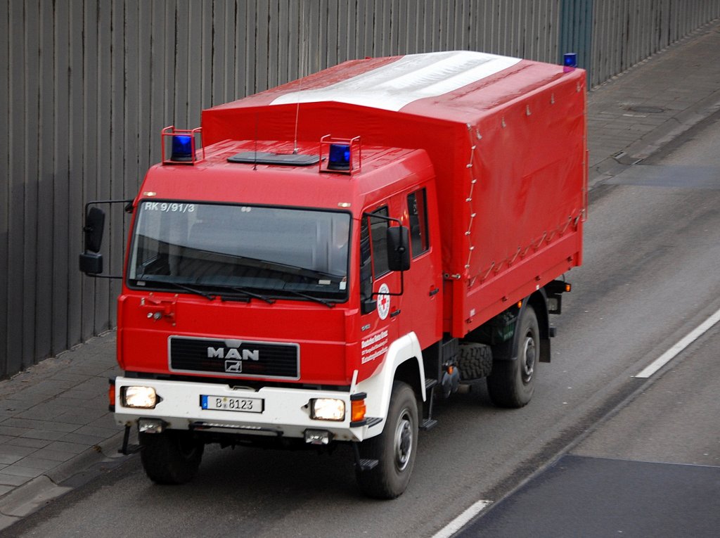 Neben dem Spezialfahrzeug Dekon B der Berliner Feuerwehr ist auch das DRK mit zwei Fahrzeugen dem sogenannten ABC Schutzzug im Katastrophenschutzplan in Berlin eingebunden, diese gel�ndeg�ngigen MAN Fahrzeuge Typ? kommen zum Einsatz bei Unf�llen mit radioaktiver, biologigischen oder chemischen Kontaminierungen mit Personensch�den und ohne, 13.11.09 Berliner Stadtautobahn H�he Knobelsdorffstr.