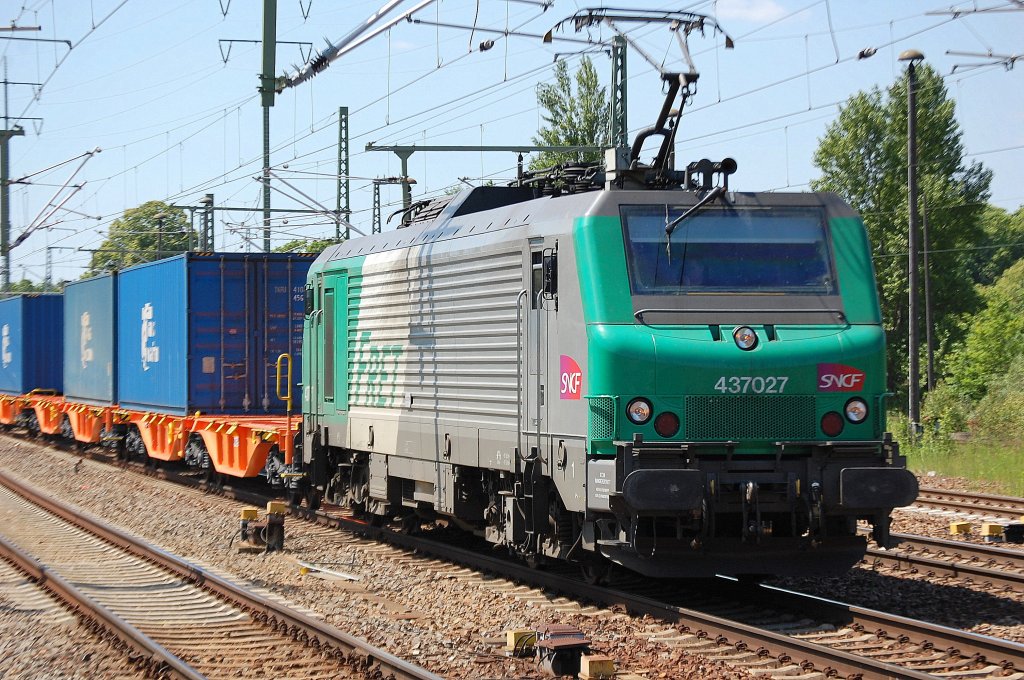 Neben den Loks der SBB Cargo Re 421 + Re 482 ist eine weitere ausl�ndische Lok regelm��ig in Deutschland unterwegs, die von der SNCF aus Frankreich an die ITL geliehenen Loks vom Typ Prima EL3U gebaut von Alstom, Bj 2004. hier ist 437027 mit einem Containerzug (Blaue Wand) bei der Durchfahrt im Bhf. Flughafen Berlin-Sch�nefeld am 05.06.10