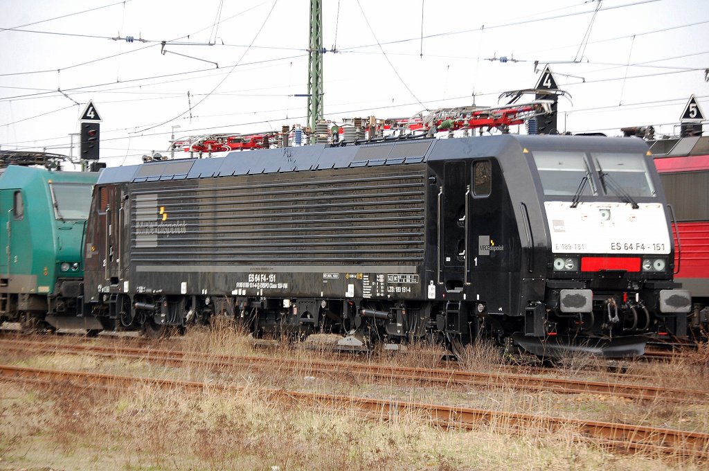 Neben der R4C 145�r stand am 06.04.10 die MRCE Dispolok E 198-151 / ES 64 F4-151 (91 80 6189 151-4 D-DISPO, Bj.2009) am Gbf. Berlin-Moabit. (Aktuell wohl an die PKP/IC verliehen)
