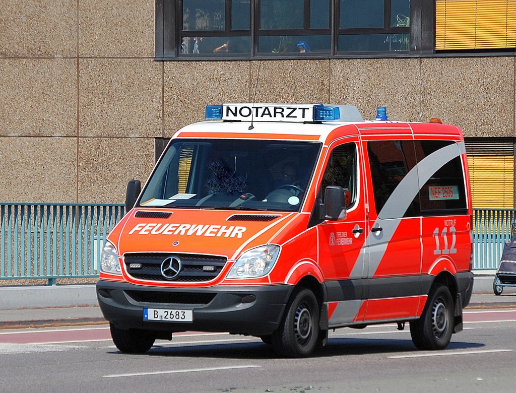 NEF 2505 (Notarzteinsatzfahrzeug) der Berliner Feuerwehr, 09.08.11 Berlin-Putlitzbr�cke.