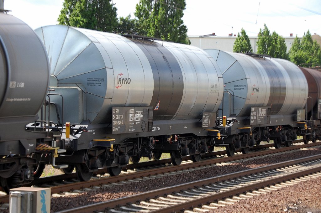 Neue Kesselwagen vom Typ Zaes 299.0 vom tschechischen Wageneinsteller RYKO plus, der Wagen im Vordergrund ist mit der Nr. 33 RIV 54 CZ-RYKO 7885 349-2 eingestellt, gemischter Zugverband 26.06.10 Berlin-Pankow.