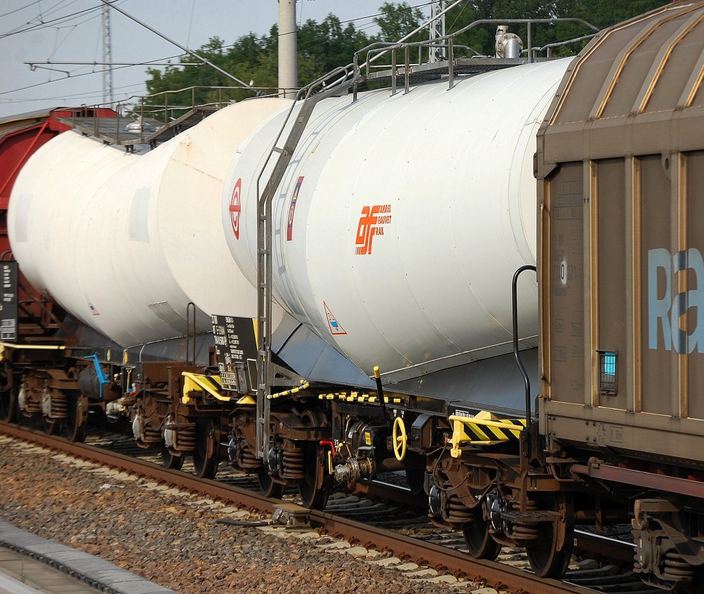 Neuer Knickkesselwagen vom Wageneinsteller ERMEWA S.A mit Firmenlogo ARBEL FAUVET RAIL, im Bild der Wagen mit der Nr. 33 RIV 87 F-ERMW 784 8 560-1(P) Zans , 13.07.10 gemischter Zugverband in Berlin-Blankenburg.