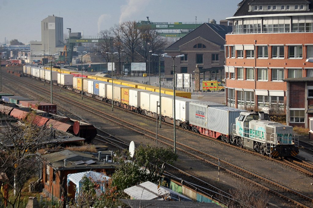 Neuerdings h�ufiger auch Samstags wird im eigentlich am Wochenende geschlossenen Berliner Westhafen noch ein Containerzug Richtung Terminal rangiert, die BEHALA Lok 20 (92 80 1277 406-5 D-BHL) �bernimmt die Aufgabe, 19.11.11 Berlin Putlitzbr�cke.