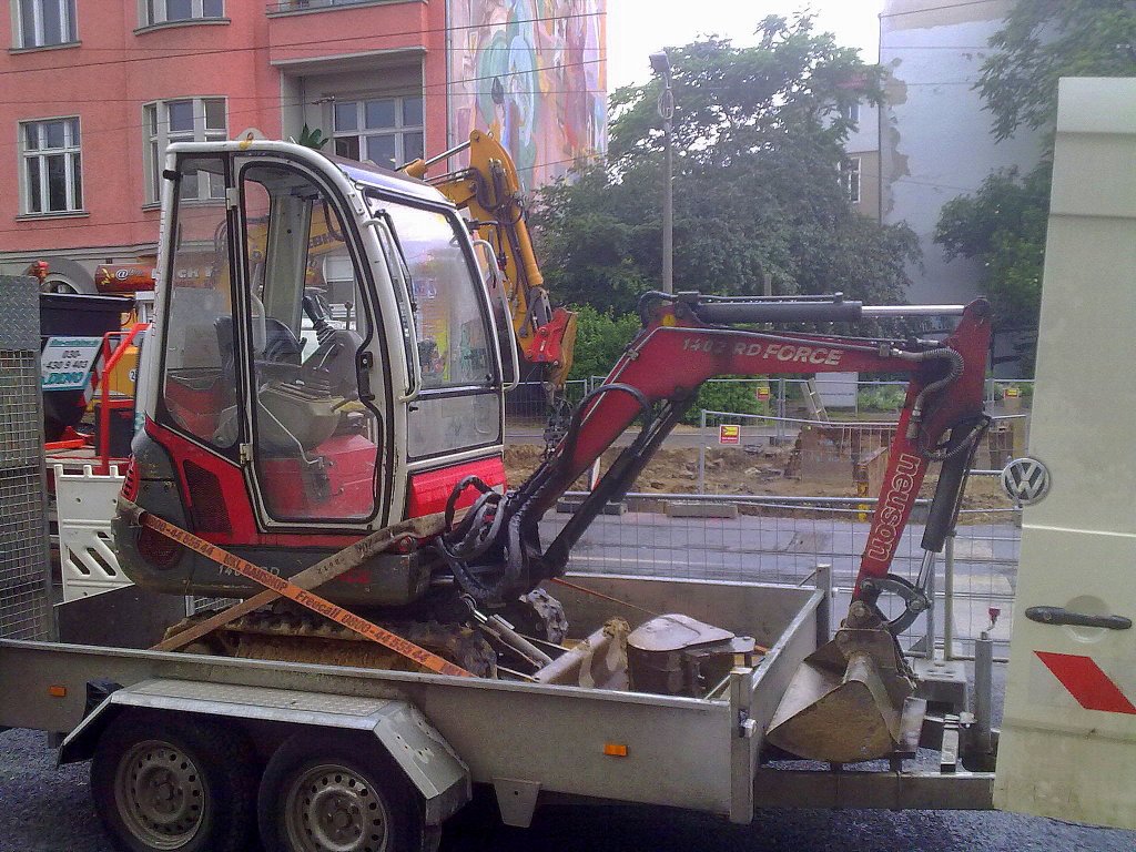 neuson 1402 RD FORCE Minibagger auf H�nger, 08.06.11 Berlin-Pankow.