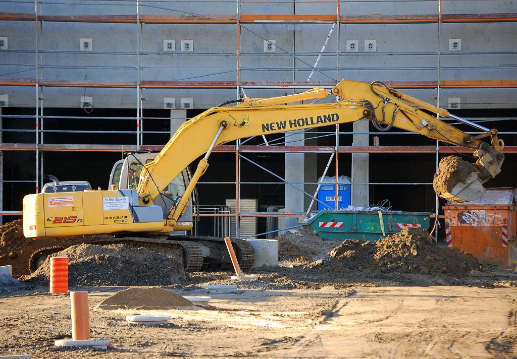 NEW HOLLAND E215B, ein Raupenbagger bei Bauarbeiten N�he S-Bhf. Berlin Storkower Str., 07.11.09 