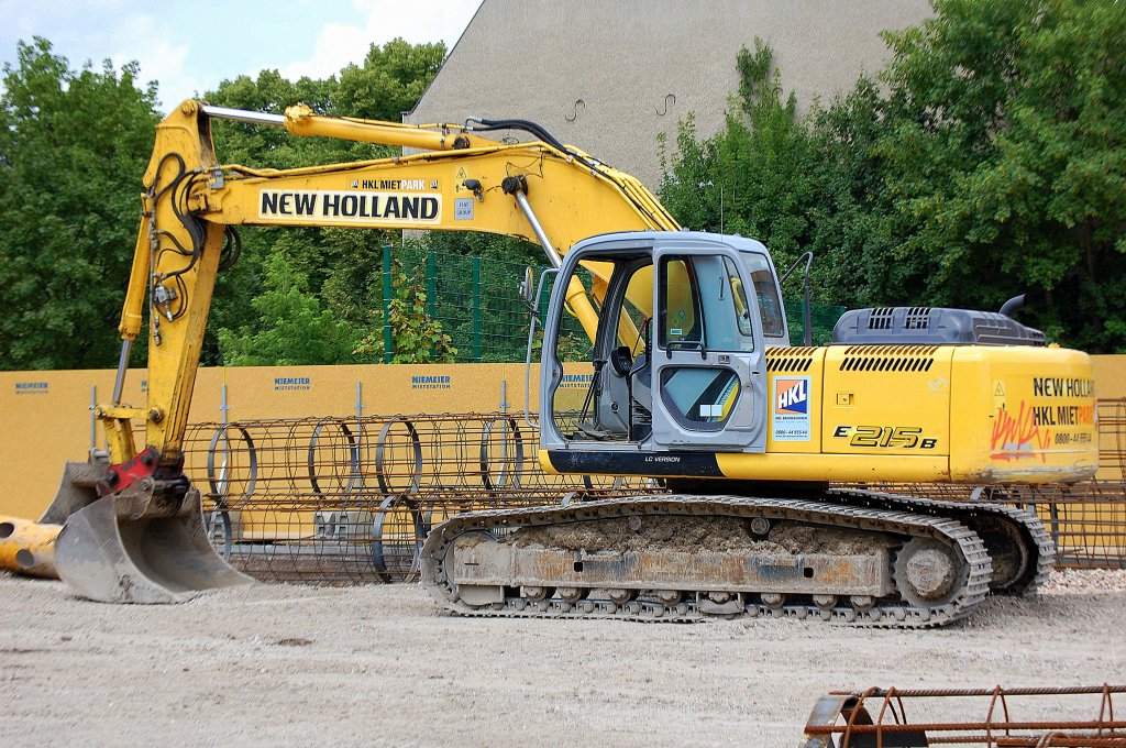 NEW HOLLAND E215B Raupenbagger (HKL-Leasingbaufahrzeug), 16.06.11 Berlin-Pankow.