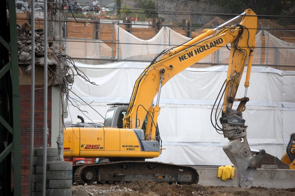 NEW HOLLAND E215B Raupenbagger mit gewaltiger Greifzange bei den Abri�arbeiten der alten Spandauer Damm Br�cke Berlin, 02.08.08 