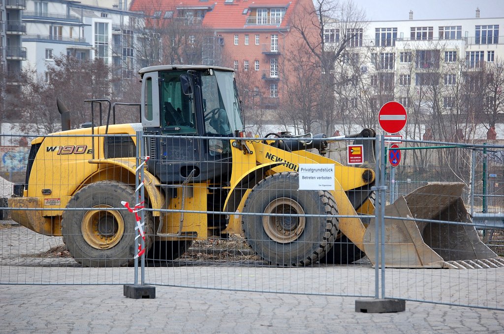 NEW HOLLAND W190B Radlader beim Abri� alter Lagerhallen Berlin-Wedding, 10.04.13 