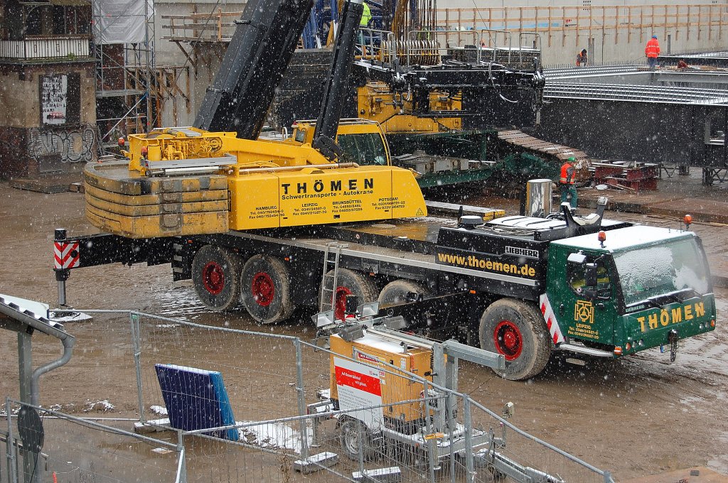 Nicht ganz sicher, k�nnte der LIBHERR LTM 1100 der Fa. TH�MEN sein der da heute seinen gro�en Bruder den Raupenkran LR 1750 mit zusammen baute 26.11.10 Gro�baustelle Berlin Ostkreuz.