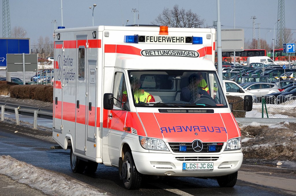 Nicht sehr h�ufig bekommt man einen Feuerwehr-RTW der Berliner Flughafenbetriebe zu Gesicht, hier MB 316 CDI mit Kastenmodul auf dem R�ckweg zum seinem Standort auf dem Flughafen Berlin-Sch�nefeld, 20.02.10