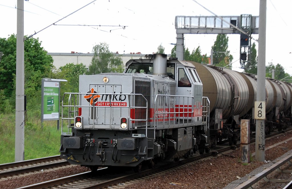 Nicht sehr h�ufig zu beobachten, die mkb Lok V19 (92 80 1277 808-2 D-MKB) mit Kesselwagenzug Richtung Berlin-Blankenburg, 07.05.12 Berlin-Pankow.