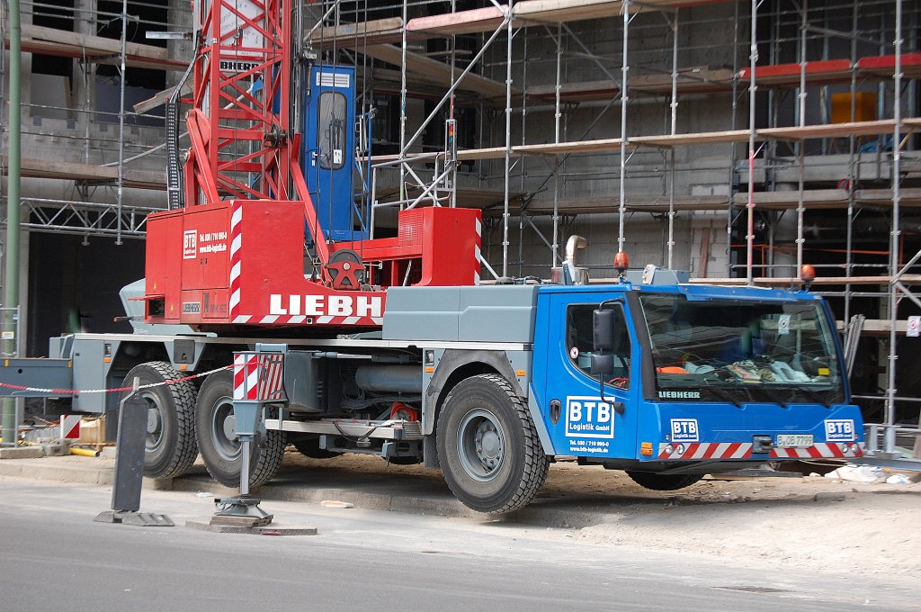 Nicht so oft bekommt man einen derartigen Baukran zu Gesicht, es ist ein Mobilbaukran der neuesten Generation von LIEBHERR mit der Bezeichnung MK 63 hier der Berliner Fa. BTB Logistik GmbH am 23.04.12 Berlin-Pankow Florastr.  