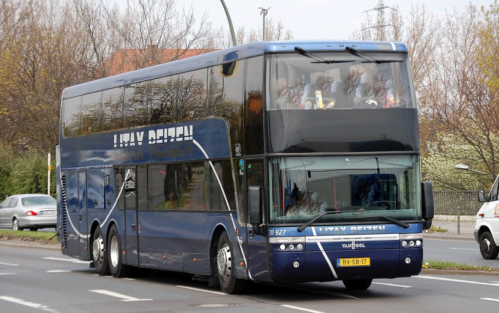 Niederl�ndischer Doppelstockreisebus, ein VanHool TD 927 Astromega der Fa. LITAX REIZEN, 18.04.12 Berlin-Beusselbr�cke.